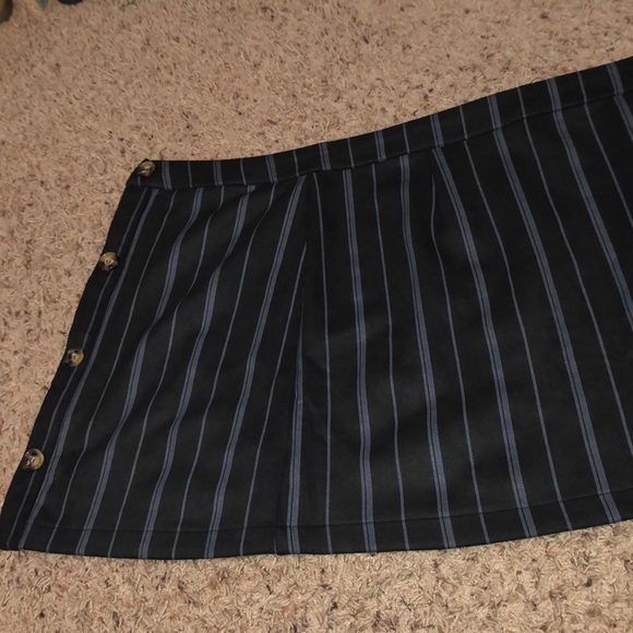 NWT beautiful button skirt - Picture 5 of 8